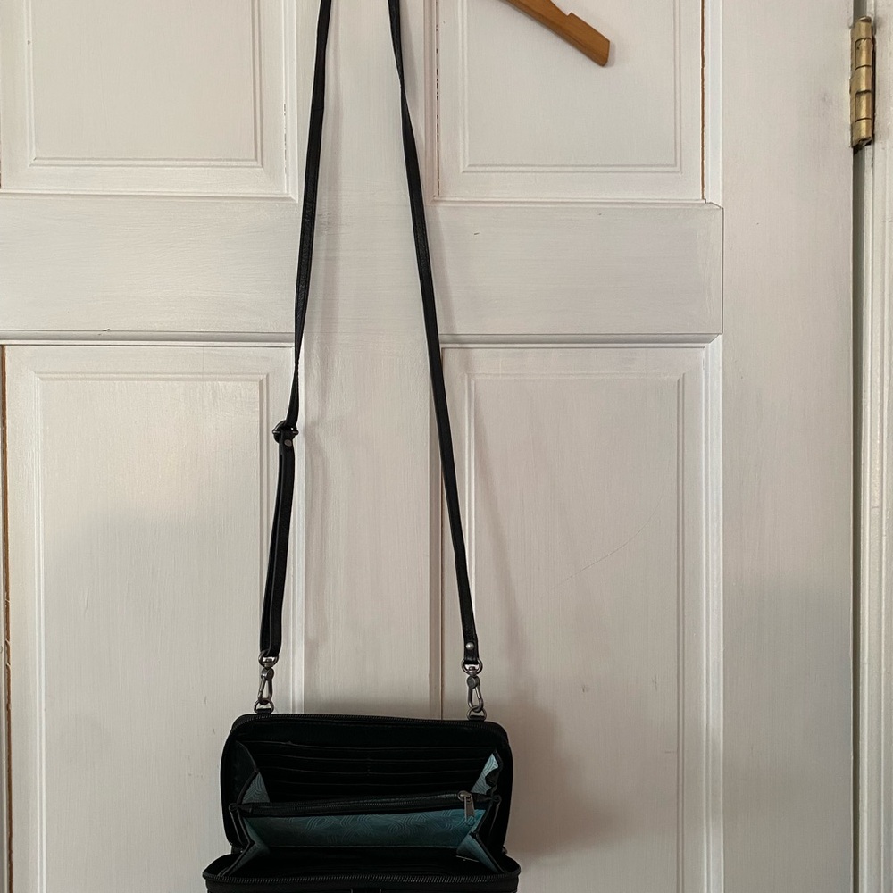 NWOT The Sak Iris Black Leather  Cell Phone Wallet Crossbody Bag Minimalist - Picture 3 of 9